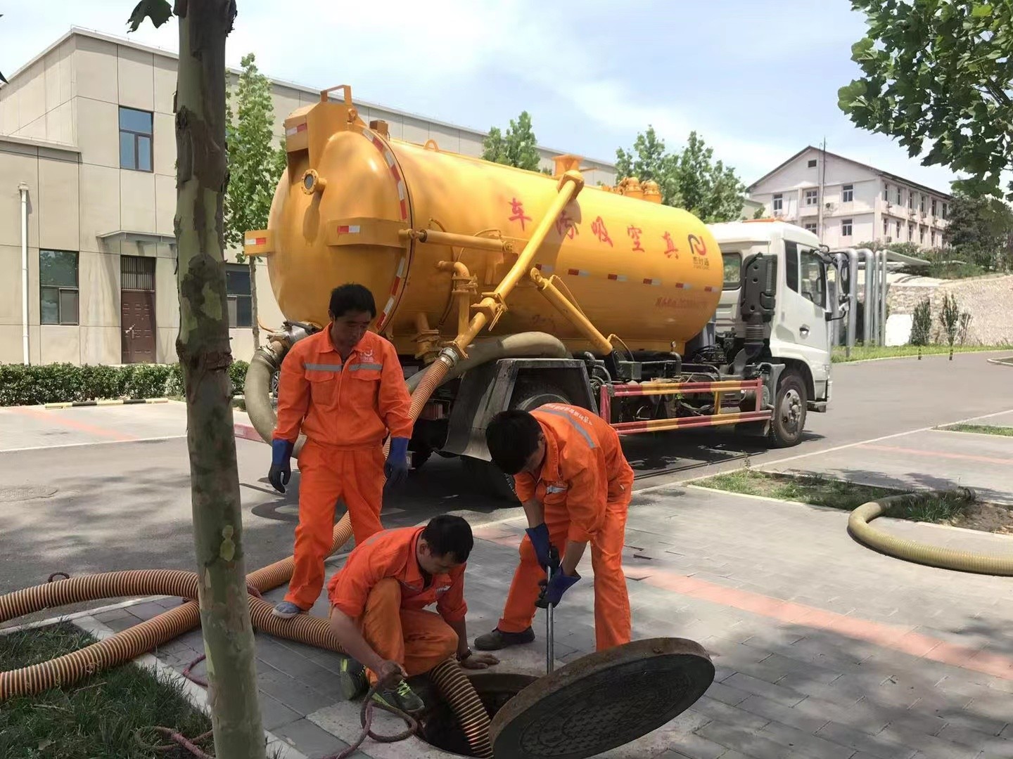 上虞管道疏通车停在窨井附近