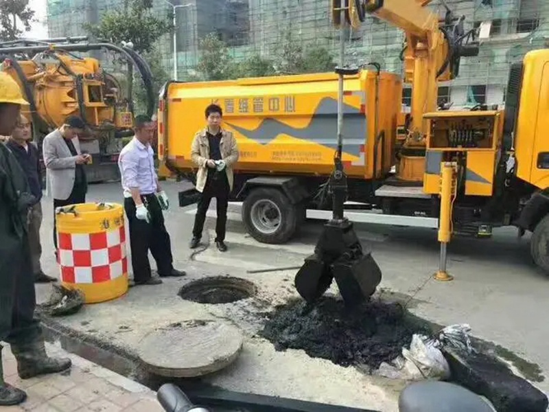 上虞街道：网格员化身“清道夫”，为民解忧疏通“堵心”化粪池
